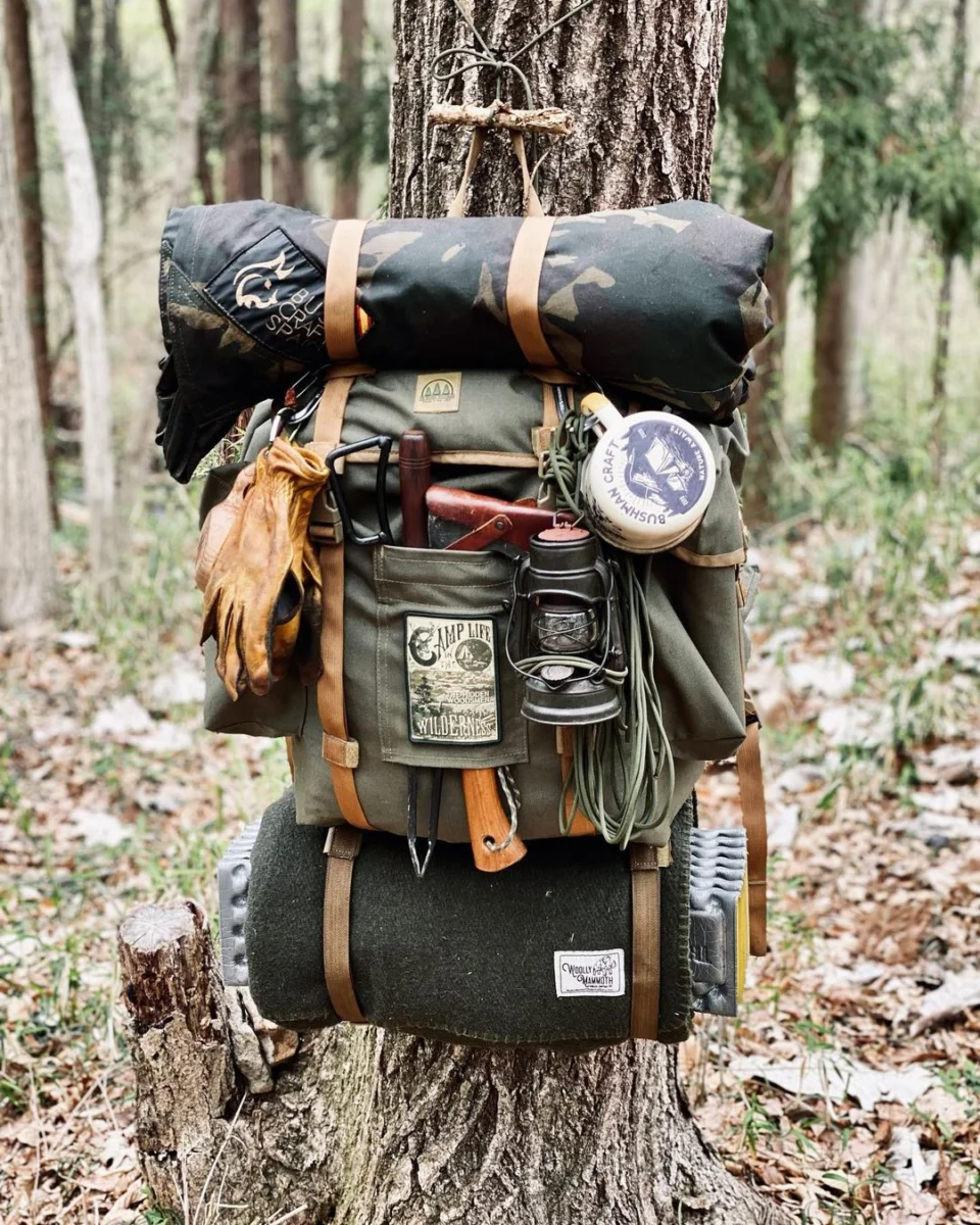 Équipement de bushcraft rangé et fixé à un sac à dos