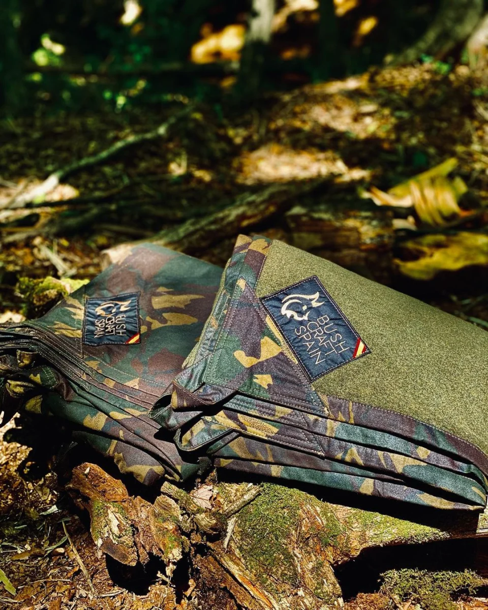 Bâche en toile cirée Prepper Camo pliée avec l’étiquette Bushcraft Spain