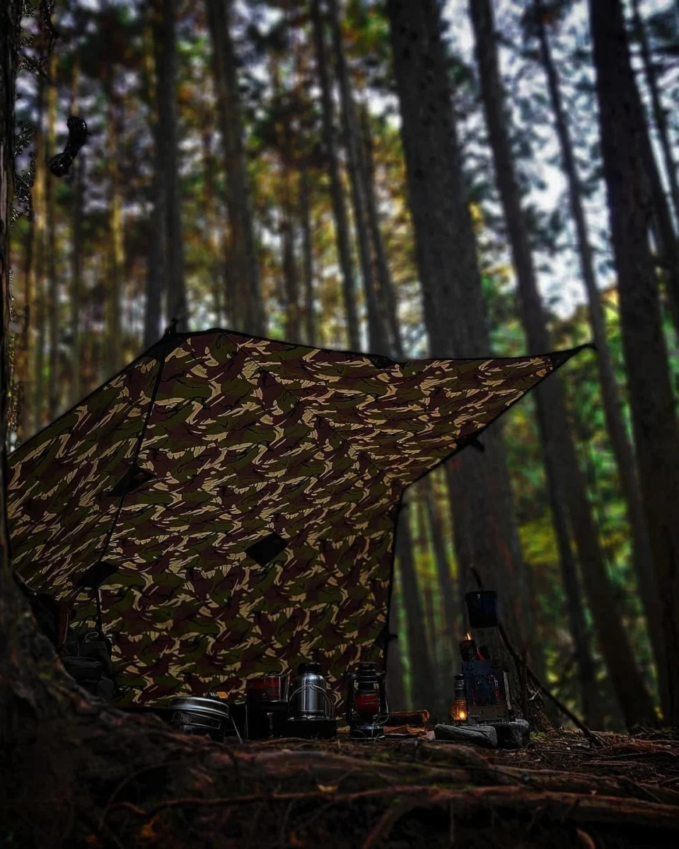 Abri en toile cirée Prepper Camo dans une pinède