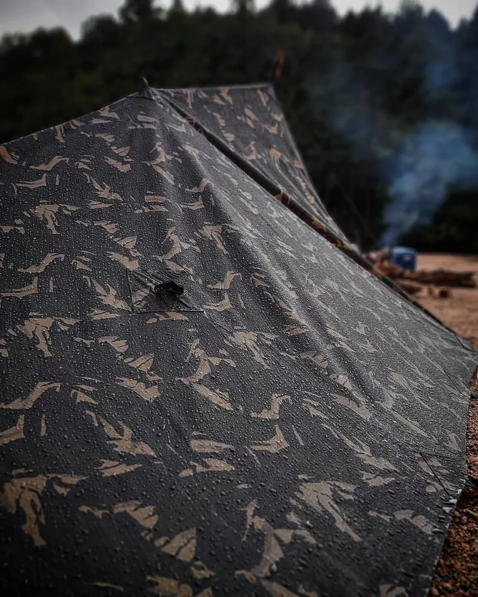 Vue rapprochée du tissu camouflage d’une bâche en toile cirée montée