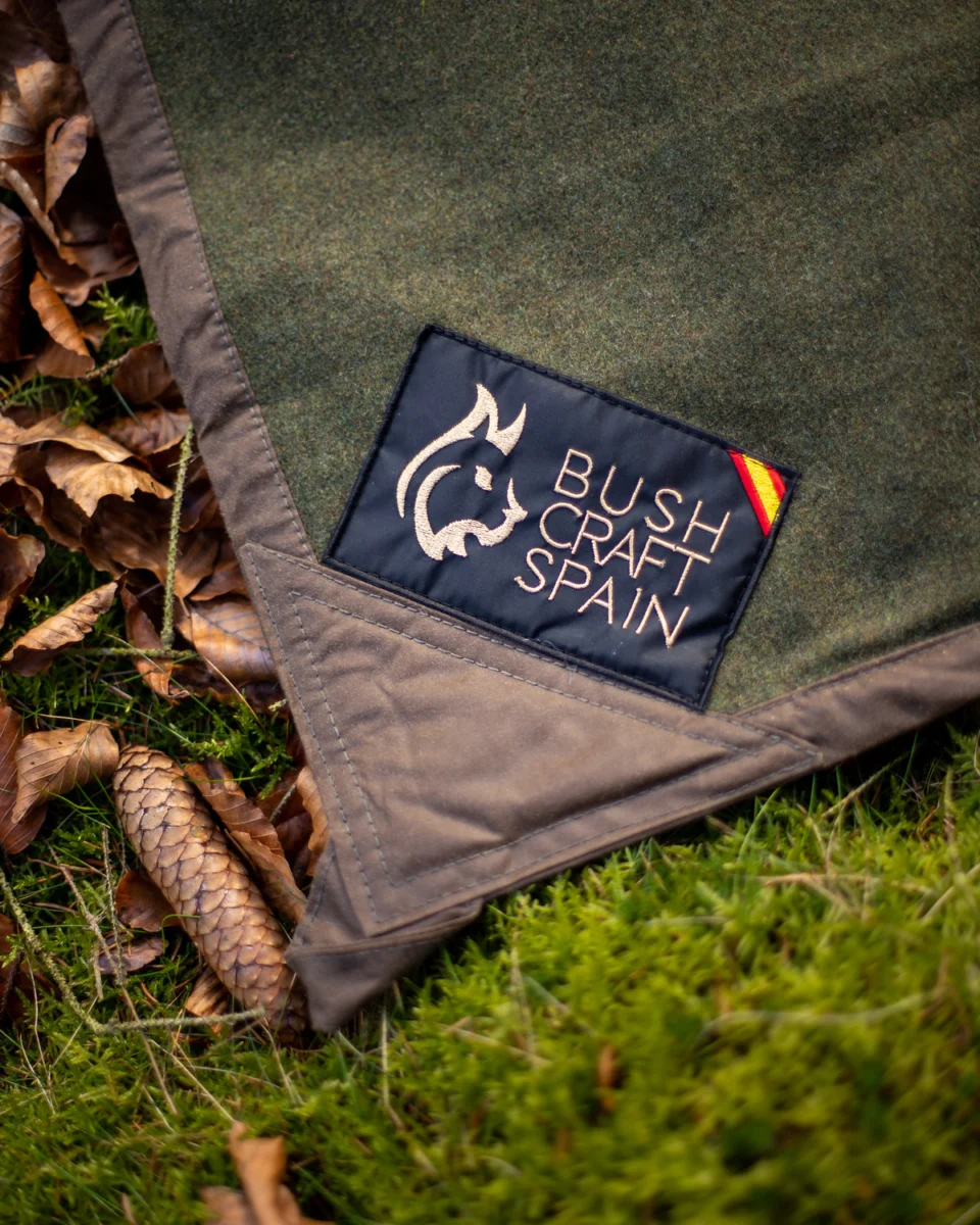 Green wool lining and reinforced oilskin corner of the Bushcraft Spain ground cloth