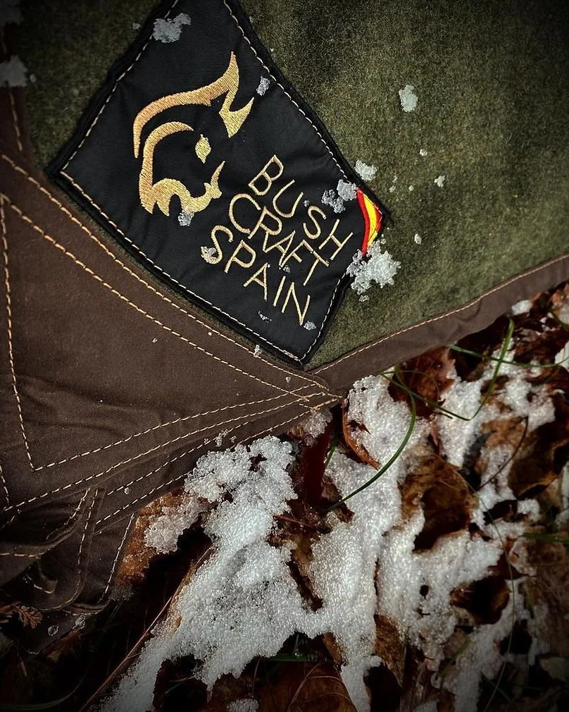 Bushcraft Spain oilskin and green wool ground cloth corner in the snow