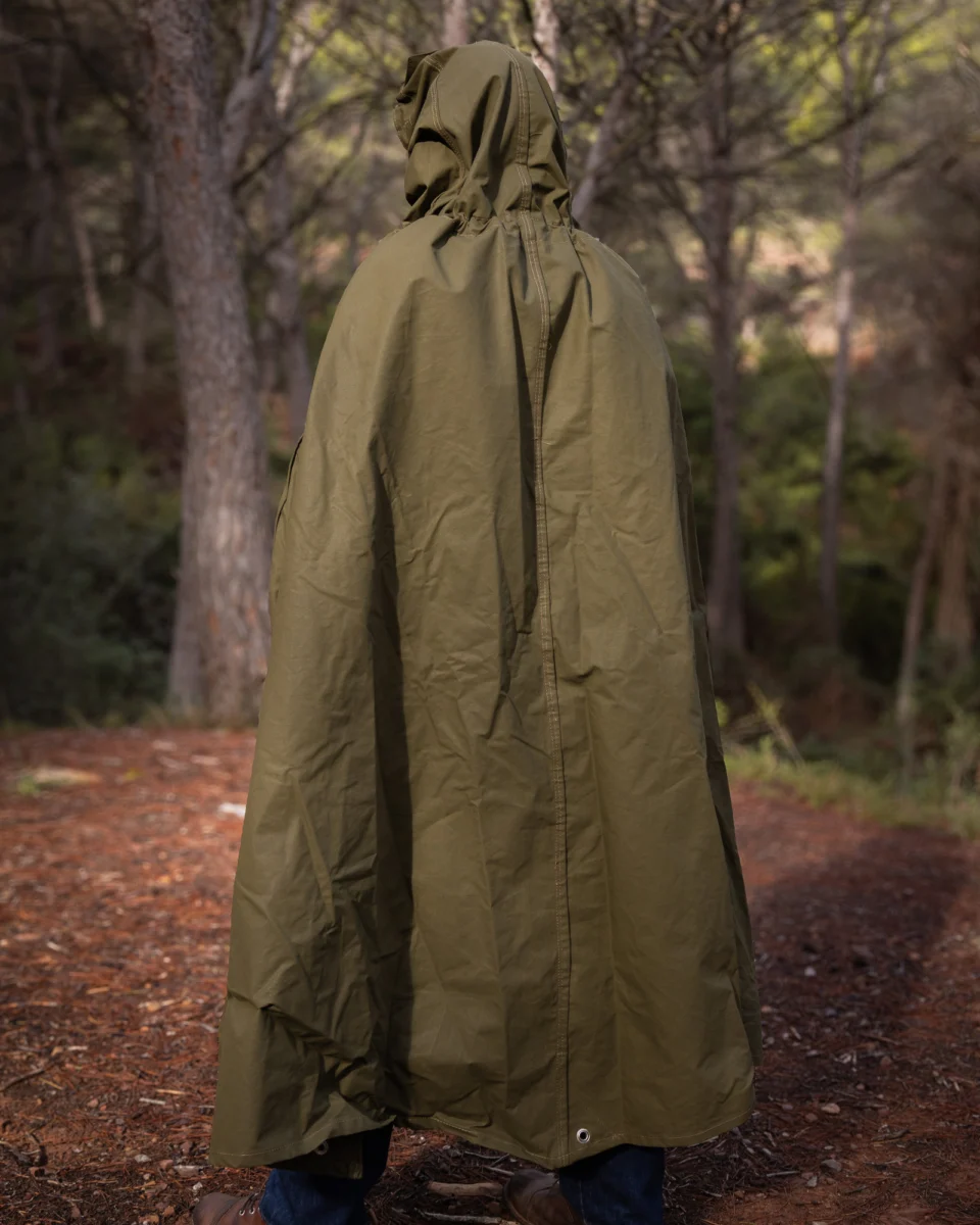 Vista trasera de la réplica del poncho del ejército polaco de lona verde oliva