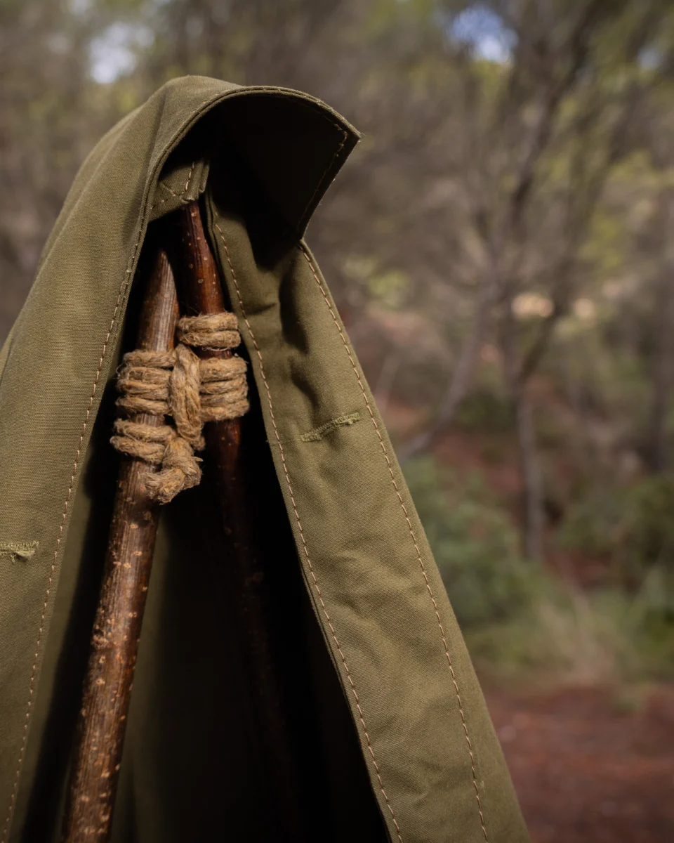 Primer plano de la lona y la cuerda en el vértice de un refugio de poncho polaco