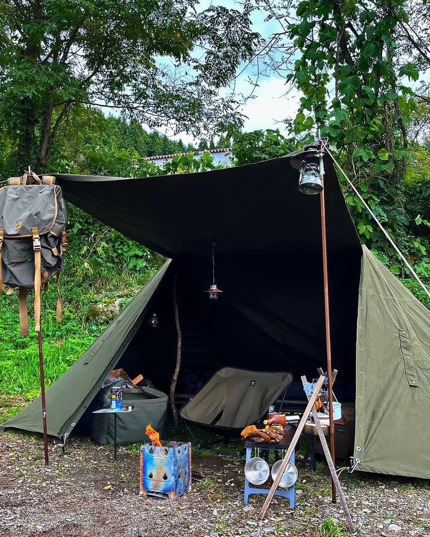 Extensión de lavvu polaco que crea una zona cubierta para el equipo de campamento