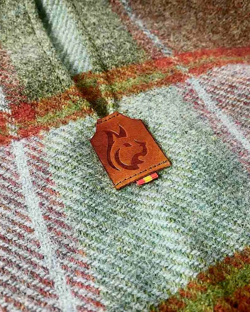 Detalle del tejido de lana Shetland y la etiqueta de cuero