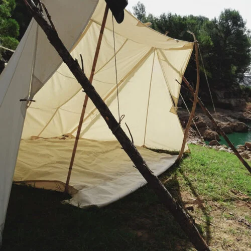 Tente Whelen en toile naturelle montée au bord d’un lac